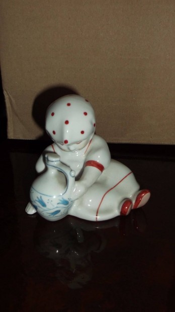 Zsolnay korsós kislány porcelán figura