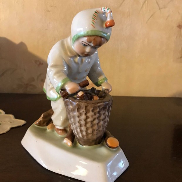 Zsolnay porceln figura, rzsehord kisfi