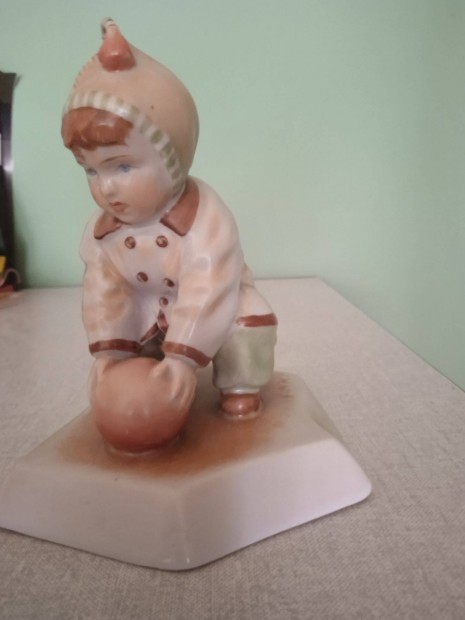 Zsolnay porceln figura labds gyerek