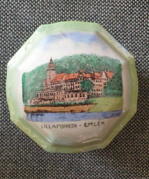 Zsolnay porceln souvenir bonbonier kzzel festett Lillafred kppel