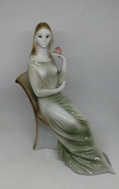 Zsolnay porcelán széken ülő nő!