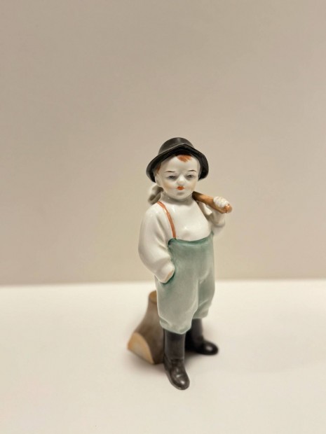 Zsolnay porcelán vízhordó fiú 086
