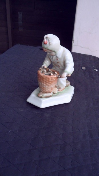 Zsolnay rőzsét szállító gyerek és kismadár, színes hibátlan porcelán