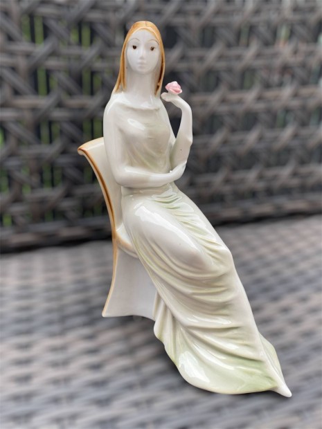 Zsolnay széken ülő zöldruhás nő virággal porcelán kisplasztika
