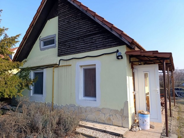 Zsomb�n, 40 m2 -es, kivett lak�h�z a kiskertekben elad�!