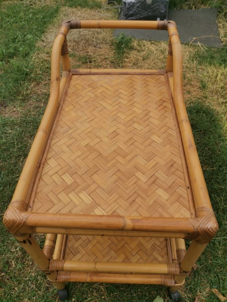 Zsúrkocsi rattan eladó