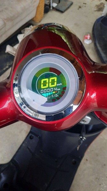 Ztech -zt-151e elektromos moped 2024év gyártás,,, 4km használt!!Uj áll