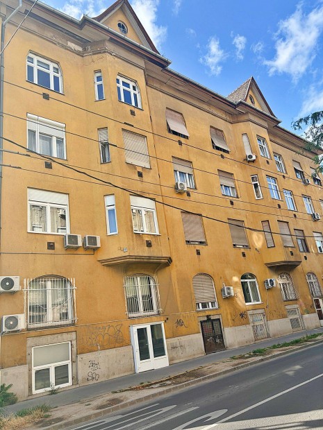 Zuglóban, Nagypolgári Földszinti Lakás Eladó!