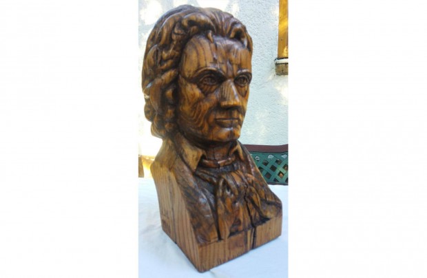 "Beethoven" faragott fa szobor