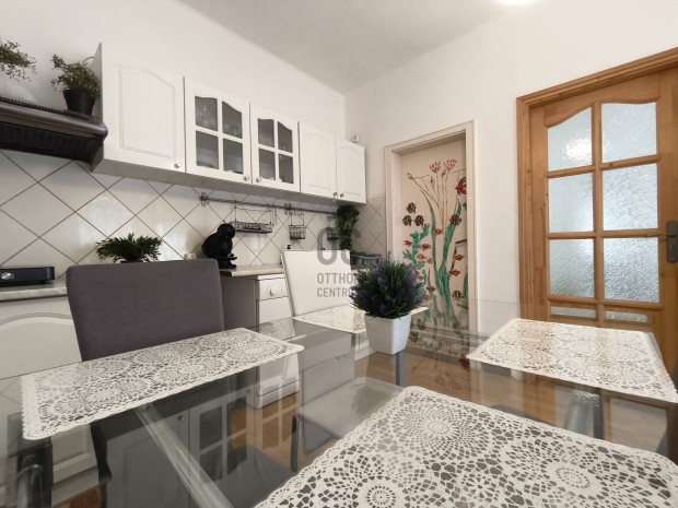 Egy telken  k�t otthon, v�gtelen lehet�s�g.