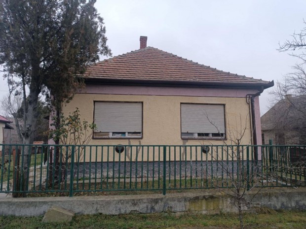 "Elad�" csal�di h�z �jl�rincfalv�n