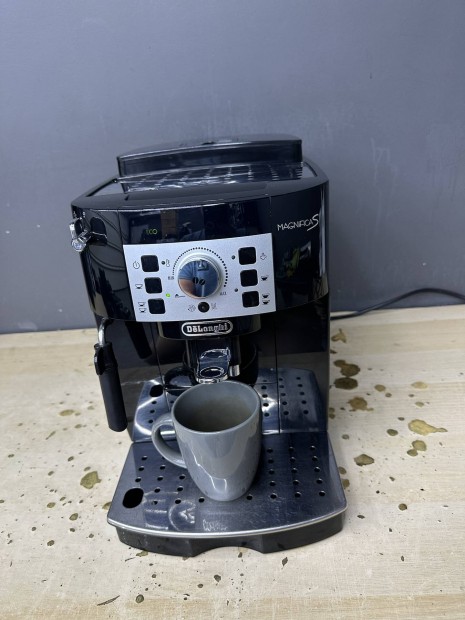 "Fekete" Delonghi Magnifica S