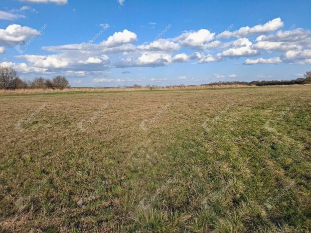 F�ld, ami �rt�ket �riz  elad� r�t Eberg�c hat�r�ban