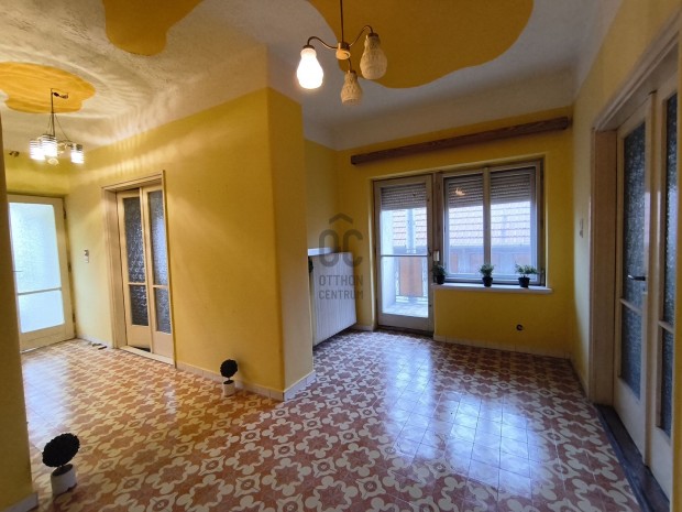 K�t szint, k�t gener�ci�, egy otthon.