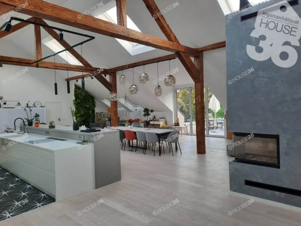 *Luxusvilla �ron alul Pakst�l mind�ssze 5 percre*