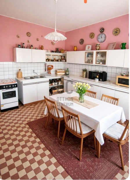 Pacs�n elad� gondosan karbantartott csal�di h�z, gar�zzsal, pinc�vel,