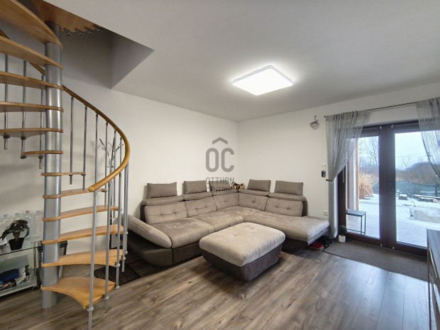 Reggeli k�v� a teraszon, esti nyugalom az erk�lyen.