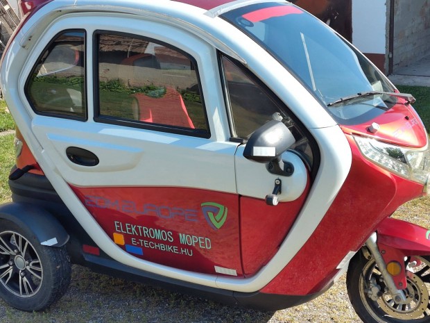 "Tökhintó" Elektromos háromkerekű segédmotoros kerékpár