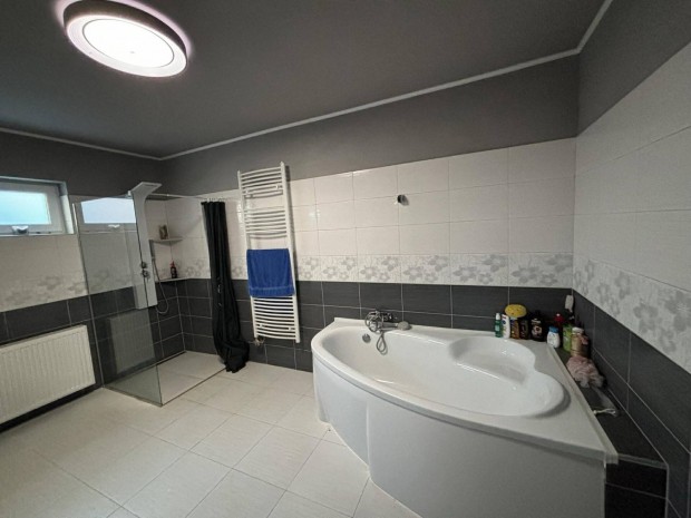 ? Elad� Csal�di H�z - Marcaliban Balaton K�zel�ben ?