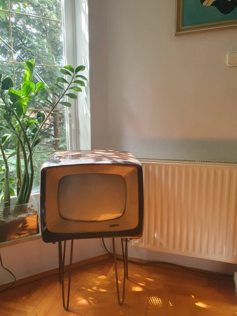 " Kkes " tv, antik eredeti, elegns design alapra helyezve