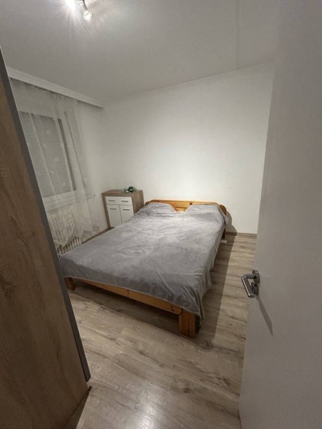 ? Kiad� lak�s Ajk�n, a Kossuth utc�ban!