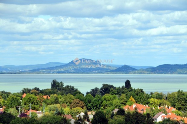 ===Balatonkeresztri  Szlhegyen panorms telek===