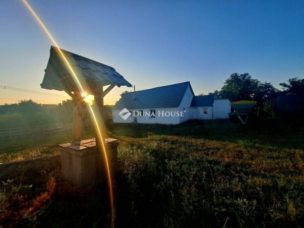 ***Fel�j�tott csal�di h�z nagy telekkel elad� Baks�n***