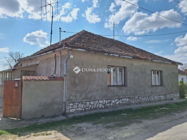 ===Nagyhars�nyi fel�jitand� csal�di h�z===