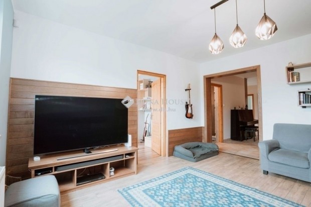 ***SZADA Szlhegyen, festi krnyezetben, csaldi hz ELAD***