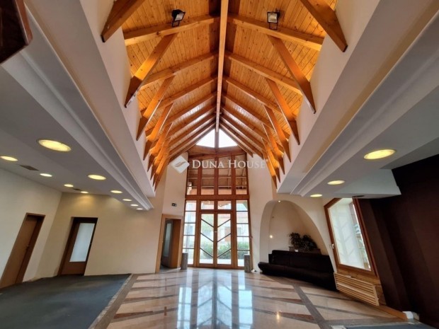 === Vill�ny k�zpontj�ban volt bank �p�let===