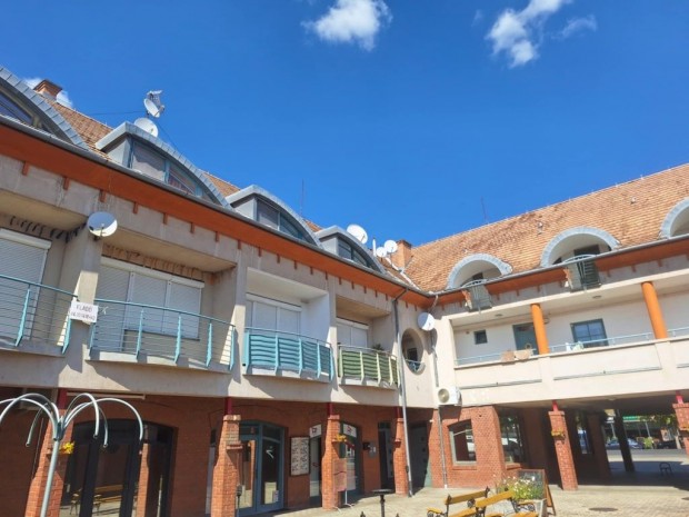 ===  Hitelezhet� fel�j�tott garzonlak�s Hark�ny f�utc�j�ban===