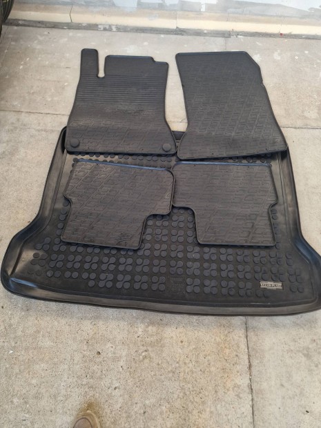 aut� gumisz�nyeg.