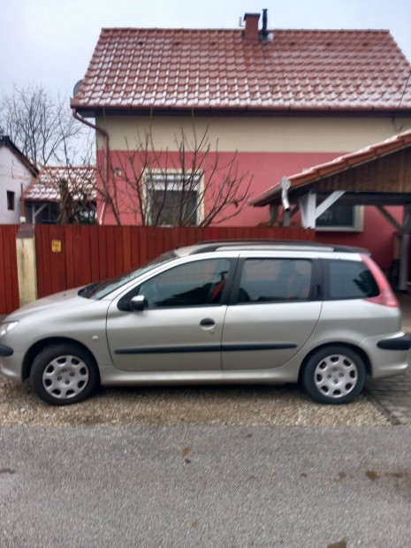 aut nagy csomagtartval 