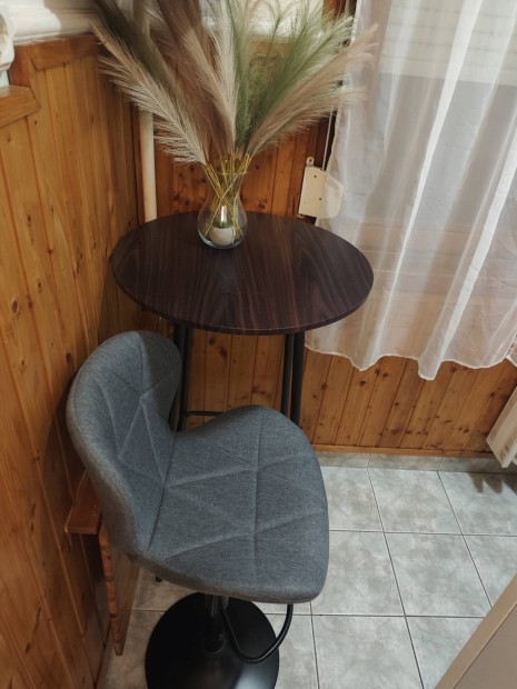 b�r asztal + b�r sz�k egyben 