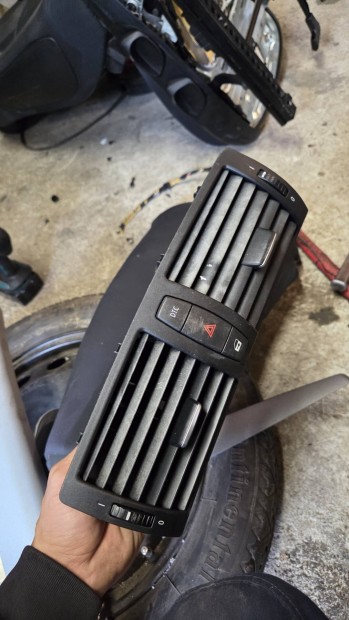 bmw  e87 kozepso szellozo 