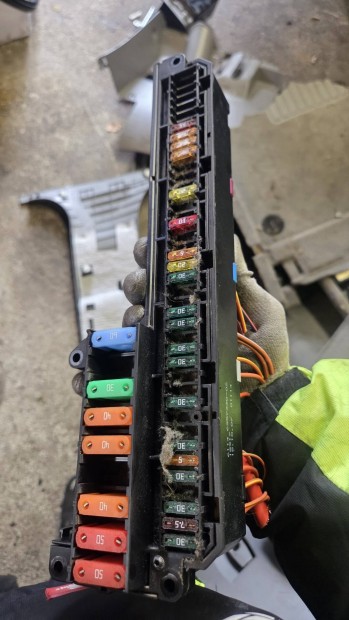 bmw e60 e61 biztostk tabla 