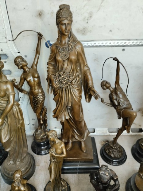 bronz szobrok 85.cm.töl.1.4.cm