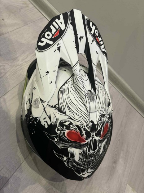 buk�sisak szem�veggel L-es meret