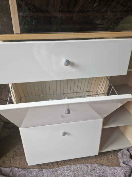 cip�s szekr�ny t�k�rrel 