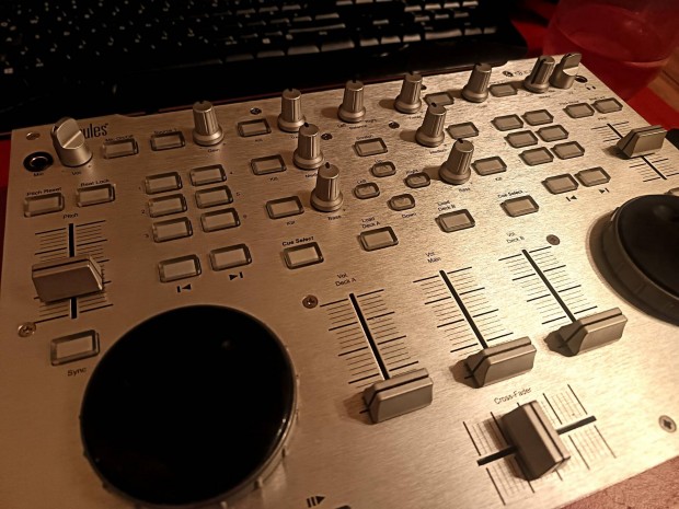 dj controller, dj console, dj kever, dj mixer