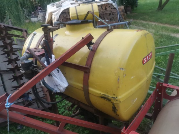 eladó 300 literes traktor szántóföldi ermetező