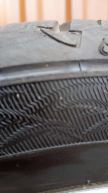 elad� Peugeot felni gumival 