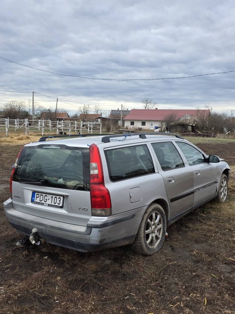 elad  Volvo v70 2.4 benzines. 