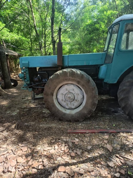 elad elcserlhet dutra 4400 traktor 