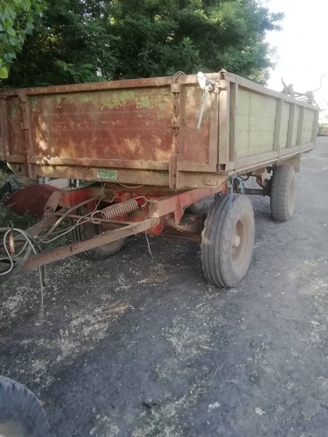 eladó elcserélhető traktor pótkocsik