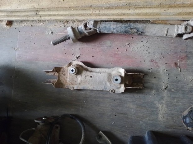 elado ford ranger , b2500 első híd tartó konzol