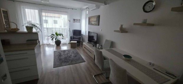 elad� lak�s Gy�r-Pinny�d 