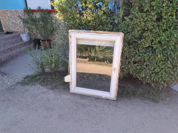 fa ablak tokkal 90x120 redőnyel