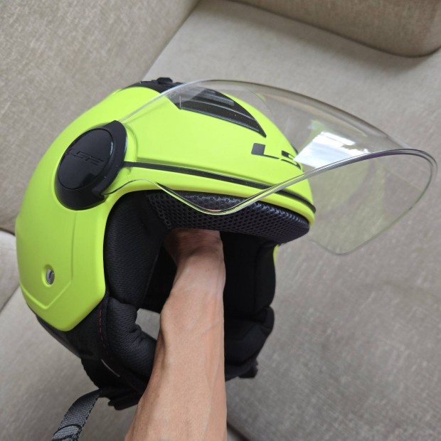 feltűnő motoros sisak