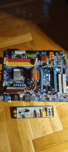 gigabyte GA-MA790FX-D55 alaplap + AMD Phenom X4 2.2 ghz processzor